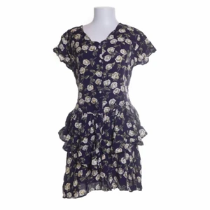 Blommig klänning  - Blommig klänning köpt från sellpy märke MATI i storlek S. 