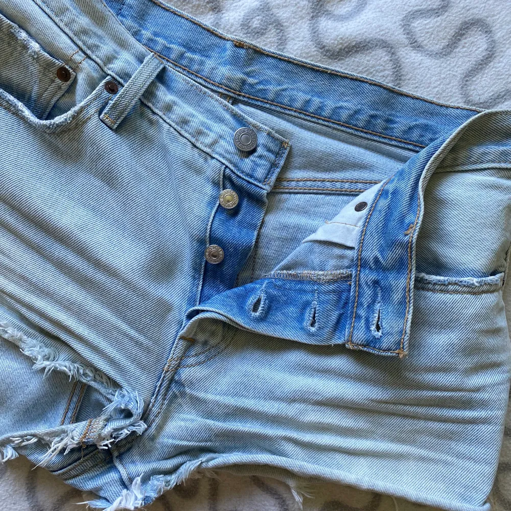 Jättefina Levis shorts i storlek W28. Välanvända men i fint skick, de har gylfknappar och är klippta, köpte dom så!🌸🌸. Shorts.