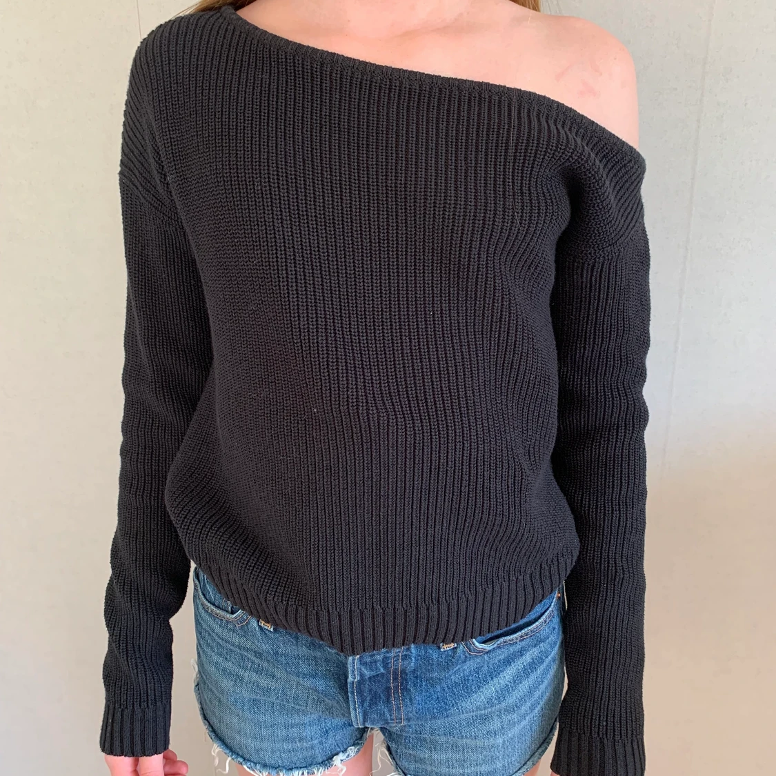 Stickad one shoulder tröja