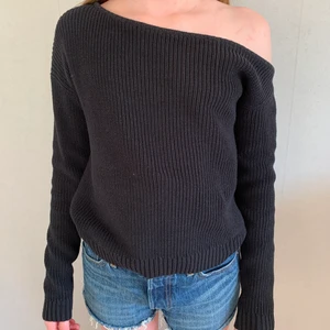 Stickad one shoulder tröja - Stickad tröja i one shoulder modell. Storlek S. Nyskick. Köpare betalar för frakt