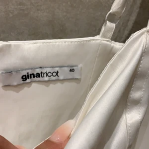 En vit klänning  - Lite kort , ish siden tyg jätte gullig 