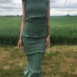 SHEIN Klänning  - En otroligt fin mint grön klänning med blommor. Klänningen är smockad, har volanger samt en smal passform. Den har smala reglerbara axelband. Kan mötas upp i Linköping eller skicka med posten. Köparen står för frakten. Först till kvarn! 