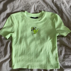 Topp från bershka - Topp från bershka med tryck💕 så himla cool färg, storlek M.