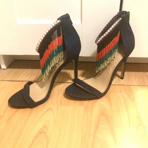 Aldo klackade sandaler storlek 38 - 12 cm stilettklackar, denim tyg med mångfärgade pärlor och fransar, i mycket gott skick. Använd bara en gång. Storlek 38, varumärke: ALDO. 
