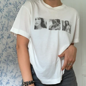 T-shirt med tryck - Säljer en cool t-shirt med tryck. Den är köpt för 500kr på Massimo Dutti och jag säljer den för 200kr+frakt. Den är i storlek XS och passar mig som är S/M. Skriv för fler bilder❤️ 