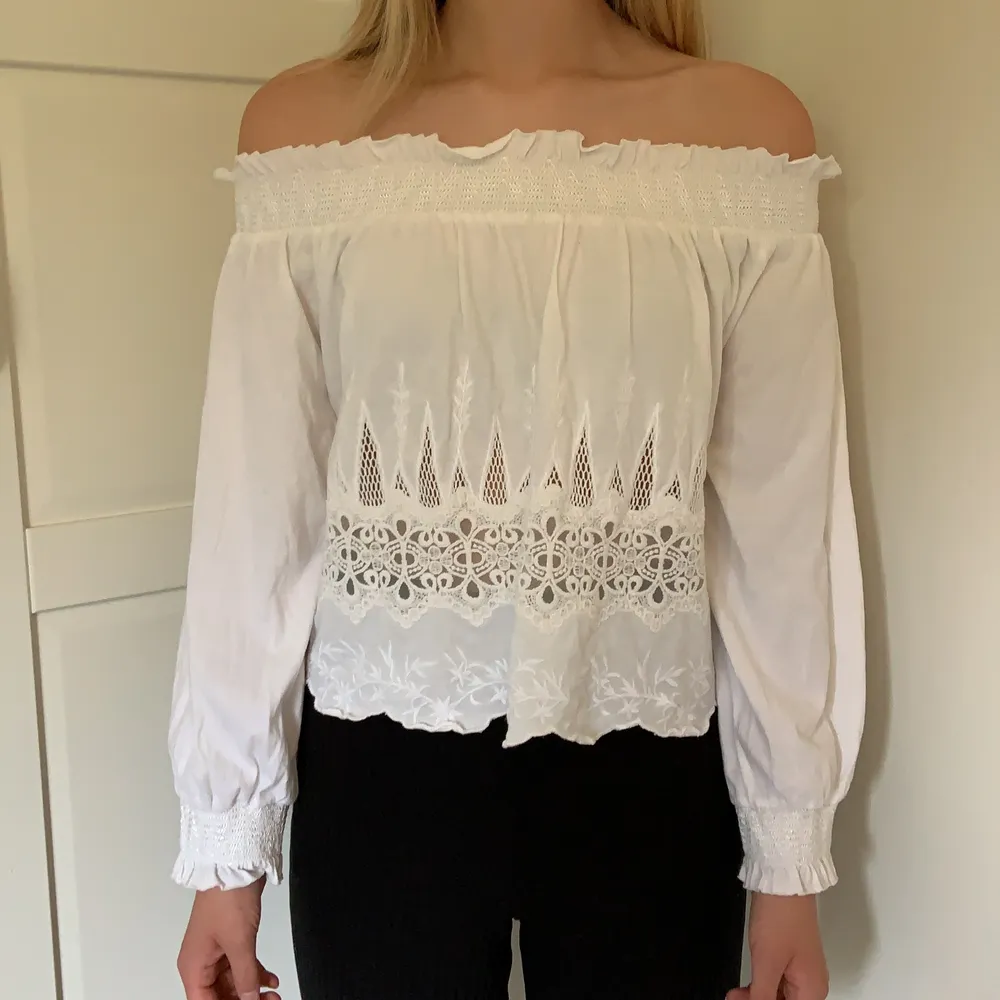 Off shoulder blus från TopShop i storlek 38. Knappt använd och i jättebra skick✨. Toppar.