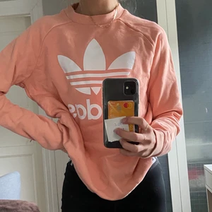 Adidas sweatshirt  - Säljer min superfina OANVÄNDA sweatshirt från adidas! 💖 den sitter superfint och har en beige-rosa färg. Säljer pga att dne inte kommer till användning. Nypris 300kr. Köpare står för frakt ☺️