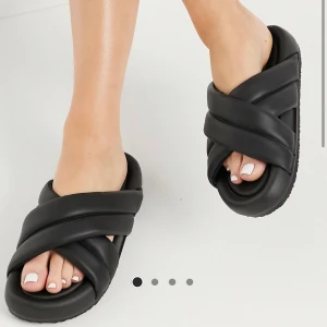 Nya snygga sandaler  - Helt nya sandaler från Pull&bear! Använda endast en gång! Passar inte min garderob som jag trodde därav säljer jag dem! 