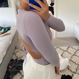 Lila topp öppen rygg - Så fin lila topp med öppen rygg från Gina Tricot! Är i nyskick, säljer pga använder inte. Köpt för 299kr säljer för 150 + frakt (spårbar)! 💜💫 (storleken passar XS-M)
