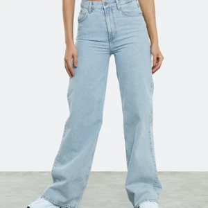 Jeans bikbok  - Säljer dessa jeansen som är inne just nu, de är knappt använda då det var inte riktigt min stil! Nypris låg någonstans mellan 600/700kr! Jag kan frakta och mötas upp i Stockholm! 🥰❤️