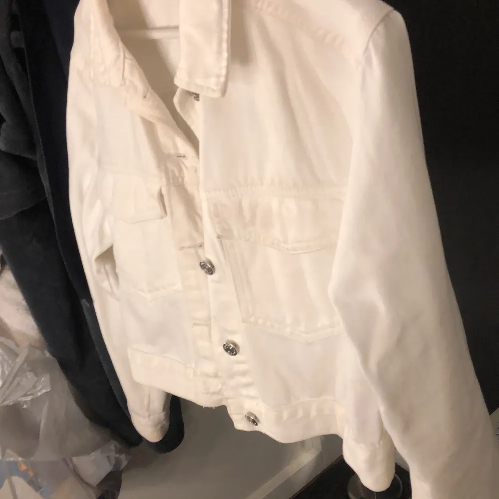 En vit croppad jeans jacka i storlek S ifrån GinaTricot! Jätte fin och skön jacka men jag säljer den då jag har en exakt lika dan fast en strl större.  INKÖPT PRIS 499kr. Jackor.