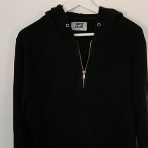 Svart hoodie - Svart hoodie L. Zipper details. 