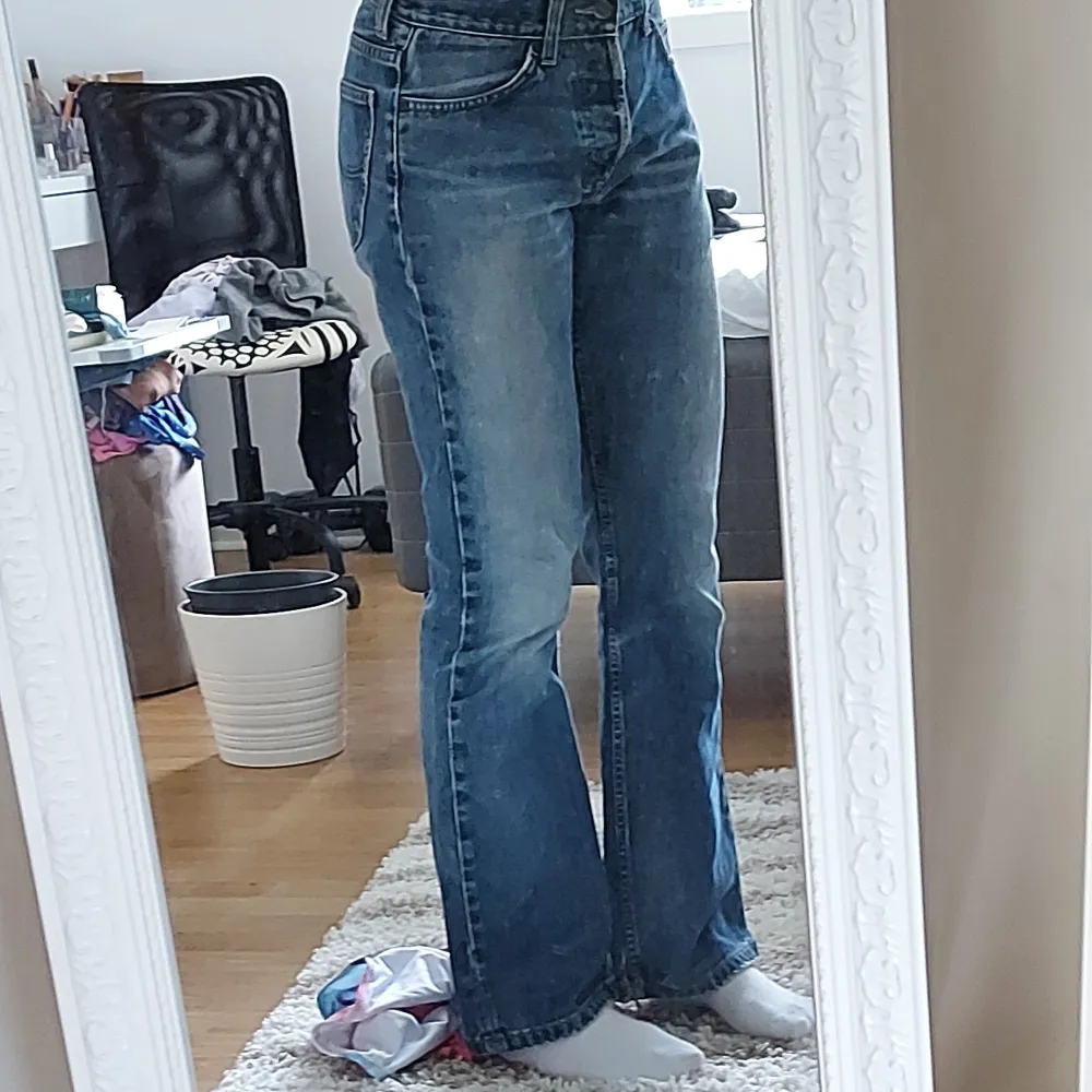 Min mammas super coola gamla Lee jeans i W28 men känns snarare som en W26, men längden är jag osäker på, tror de är uppsydda men passar mig som är 164❤ kan mötas i sthlm❤❤. Jeans & Byxor.