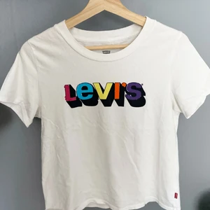 Levi’s t-shirt men färgglatt tryck - Säljer denna superhäftiga t-shirt, använd endast en gång och ser helt ny ut!😊 väldigt skönt material❤️❤️ bara att skriva för frågor, mått, prisdiskussion m.m