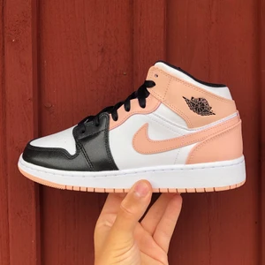 Jordan 1 ”Crimson Tint” - Tjena! Nu säljer jag dessa sjukt snygga Jordan 1 ”Crimson Tint” i sjukt snygg färg! Helt nya aldrig använda, självklart äkta🧡 skickas med spårbar frakt på 1-2 dagar, PM vid intresse📩 kolla gärna in min profil för andra sneakers/sweatshirts🔥