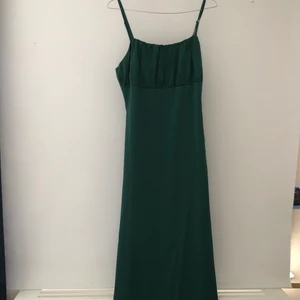 Nastygal maxidress i mycket bra skick! - Superfin, grön maxidress från Nastygal - ALDRIG ANVÄND och i mycket bra skick! Perfekt nu till sommaren.