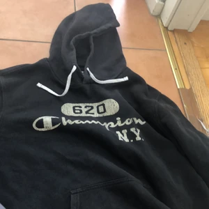 Oversized Champion hoodie - Super skön oversized hoodie från champion skriv för fler bilder eller om du har frågor, priset är diskuterbart !❤️