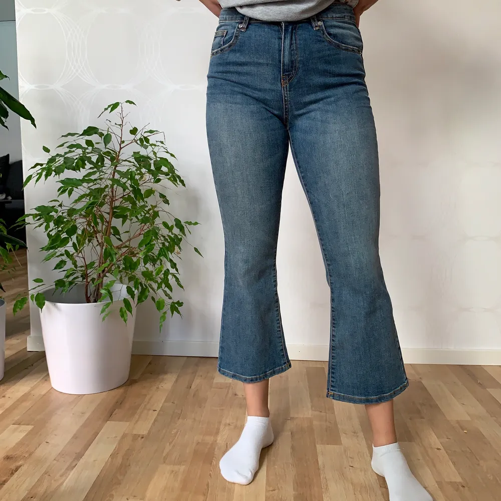 Kick Flare Jeans från Gina Tricot. Använd 1 gång, så det är i bra skick! Storlek S, stretchiga i midjan. Hör av dig om du har någon fråga!. Jeans & Byxor.