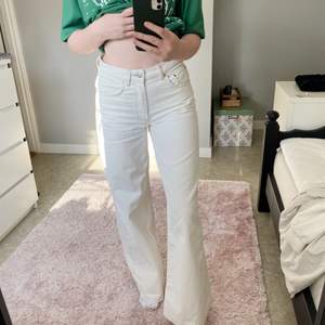 Ett par coola Hope jeans, endast använda förra sommaren! Köpta för 1500:- i Göteborg. Skriv om du vill se fler bilder eller har frågor 🥰 Jag är 173cm lång!