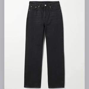 Säljer ett par jeans från Weekday Voyage High Straight Jeans Ecco black. Storlek W27 L32. Är 171 cm. Använt några gånger men fortfarande i bra skick. Nypris 500 säljer för 270kr +frakt