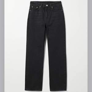 Säljer ett par jeans från Weekday Voyage High Straight Jeans Ecco black. Storlek W27 L32. Är 171 cm. Använt några gånger men fortfarande i bra skick. Nypris 500 säljer för 270kr +frakt