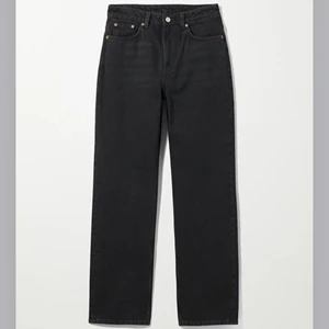 Weekday Jeans - Säljer ett par jeans från Weekday Voyage High Straight Jeans Ecco black. Storlek W27 L32. Är 171 cm. Använt några gånger men fortfarande i bra skick. Nypris 500 säljer för 270kr +frakt