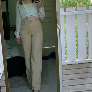 Beiga jeans - Säljer dessa beiga yoko jeans ifrån monki eftersom de inte kommer till användning☺️jeansen är köpta här på plick för 340kr och nypriset var 400kr. Jag säljer de för 250kr inklusive frakt. Jag är 168cm lång