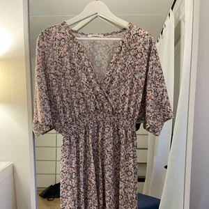 Den perfekta svala sommarklänningen 🌸 - Helt ny sommarklänning från chiquelle! Säljer pga för mycket kläder. Så förhoppningsvis nån annan som vill ta över denna ;) , den har även en söm som gör att man framhäver midjan mer. ( aldrig använd , endast testad ) 