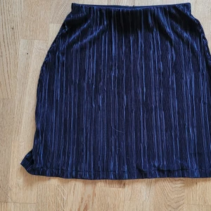 Plisserad minikjol från chiquelle storlek S - Materialet är något tunnt och går att se igenom smått i vissa ljus men funkar bra med ljusa underkläder. Stretchig i midjan.