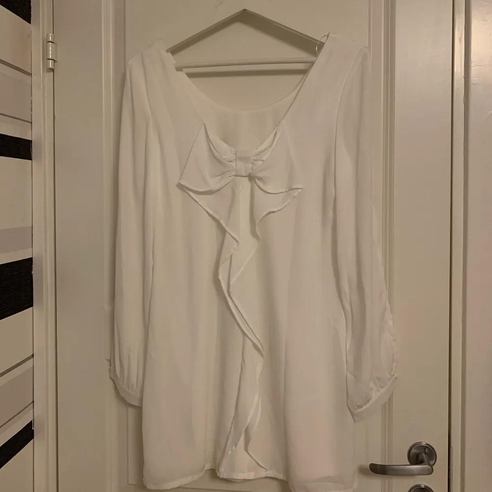 Vit klänning från Xenia Boutique (beställde från någon webbsida för två år sedan) i storlek 8 (S). Använd 1 gång, så den är som ny. . Klänningar.