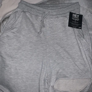 Helt nya mjukis - Mjukisbyxor med resår i midjan, bootcut/raka, hål på ena låret