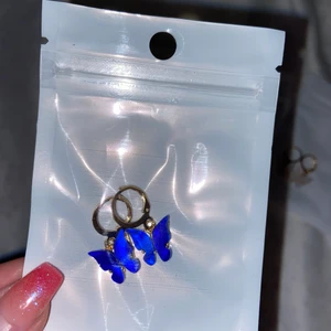 Örhängen  - Super söta! Har blå, rosa, lila och vit! 😍 pris + frakt 🤍