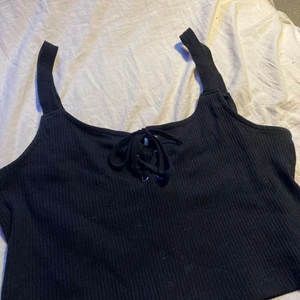 Linne  - Linne köpt på Ullared men märket Stories i storlek L/44-46, materialet är stretchigt och linnet är kort/croppad, 30kr plus frakt  