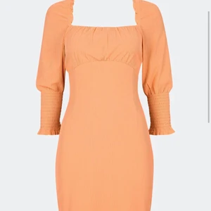 Somrig klänning - Så fin aprikosfärgad kort klänning, öppen rygg med snörning och trekvartsärm 🧡 Formar kroppen såååå snyggt och är inte alls genomskinlig. Men kan välja längd lite genom att dra ned eller upp tyget men sitter åt fint oavsett. Typ helt ny, endast provad en gång däremot är lapparna av då jag först tänkte behålla den 