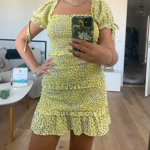 Klänning - Säljer denna jättefina klänning som jag köpte på Nelly förra året från märket kiss the sky. Klänningen är i ett stretchig material vilket gör att den passar xs-s skulle jag säga. Frakt ingår. Eftersom det är flera intresserade blir det budgivning. 