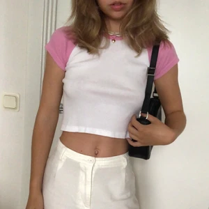 Brandy Melville T-shirt  - Tröja/T-shirt från Brandy Melville 💕 Använd en gång! I jättebra till nästan perfekt i skick. Står ej storlek men passar XS!