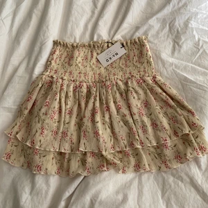 volangkjol - oanvänd volang kjol från nakd, nypris 399kr. Frakt tillkommer 66kr💘 