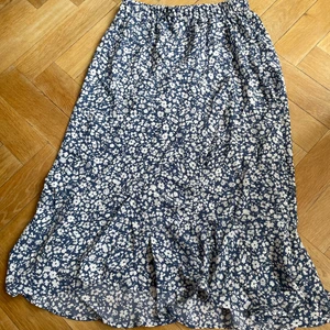 Superfin volangkjol - Säljer denna fina kjol, med anledning av att den tyvärr inte kommer till användning. Kjolen är därmed helt ny och aldrig använd. Köpt på Shein, men kvaliteten känns bra. Storlek s, men skulle säga att den passar xs-l då den är stretchig. Frakten är inkluderad i priset!