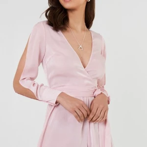 Kade playsuit  - Endast använd en gång. Storlek S, från NAKD, skriv ett pris 💕