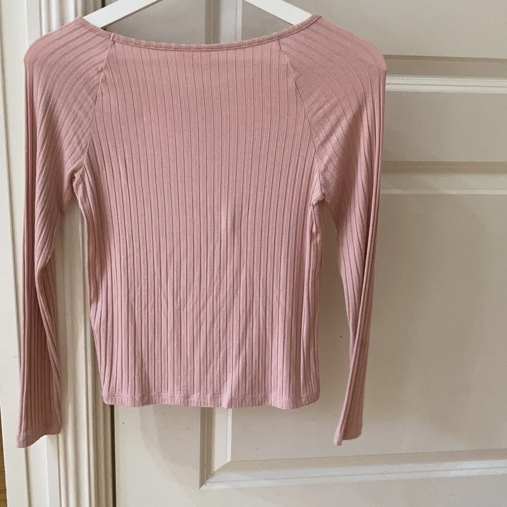 Tröjan är i färgen rosa, tröjan är använd några gånger, tröjan är ganska stretchig, tröjan är några månader gammal, den är basic och söt ☺️ . Tröjor & Koftor.