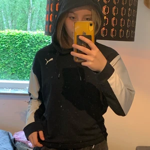 Svart hoodie - Jätte skön och snygg hoodie från puma som går att använda både till överdragnings hoodie vid träning men även till vanliga event. Den är lite croppad.