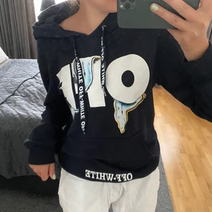 Sjukt snygg hoodie - Sjukt snygg och cool hoodie. Använd endast 2 gånger. Dock inte äkta💗💗 