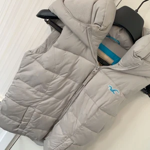 hollister väst - en grå Hollister väst med luva i storlek S. passar bra på XS med