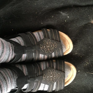 Gyllene Gripen sandaler - Dessa skor är storlek 38, men lite förstora så skulle passa en 39 bättre😊 Använda väldigt få gånger