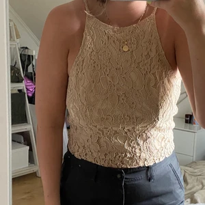 Somrig festtopp - Somrig festtopp i spets från NAKD, ryggen är öppen och knyts med två band man reglerar själv. Storlek 36. Betalning via swish och köpare står för frakt❤️‍🔥💞🌸💖