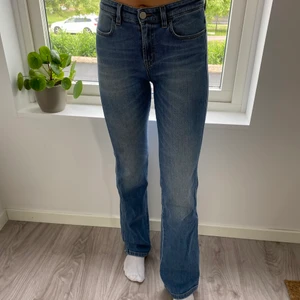 Filippa K Jeansbyxor  - Storlek M | Modellen är 175cm lång | Måttligt använda