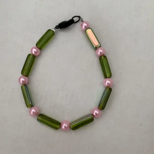 (Armband) - (handgjorda armband) det kostar 25💛🧡❤️ köparen betalar frakten 💛🧡❤️