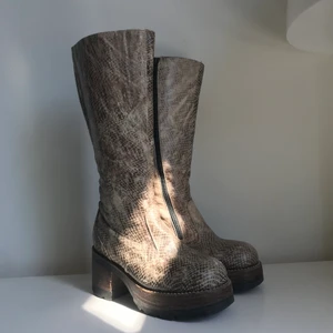 Platåstövalar från Buffalo  - Vintage omskinsmönstrade platåskor från Buffalo. Fint skick! Dragkedja på sidan.