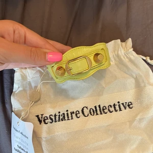 Balenciaga armband  - Äkta Balenciaga armband i finaste färgen nu till sommaren 💚 aldrig använt av mig köpt på vestiarie collective men säljer för jag hellre ville ha ett annat 💕 så fint skick, äkthetsbevis är därifrån 🌸 Max längd är 19 cm!! Justerbart! 