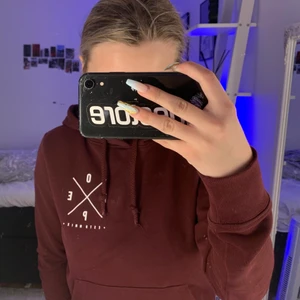 vinröd dope hoddie  - vinröd dope hoddie med samma tryck i bak som i fram.                                                         använd fåtal gånger så i fint skick.                       storlek xs skulle även kunna passa s 🤍